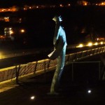 La nuit, à Angoulême, tous les Corto sont gris et veillent sur une Charente dont les flots sont bien remuants, en ce moment !