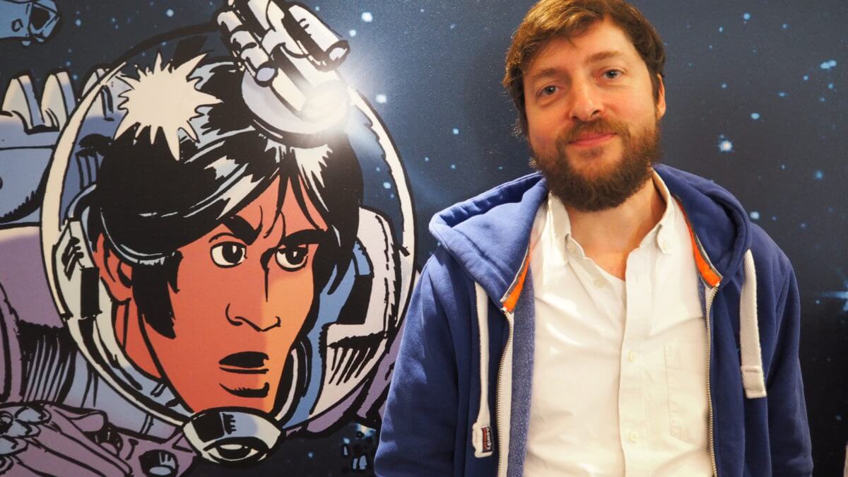 Matthieu Bonhomme sur le stand Dargaud au 44e Festival International de la Bande Dessinée d'Angoulême.