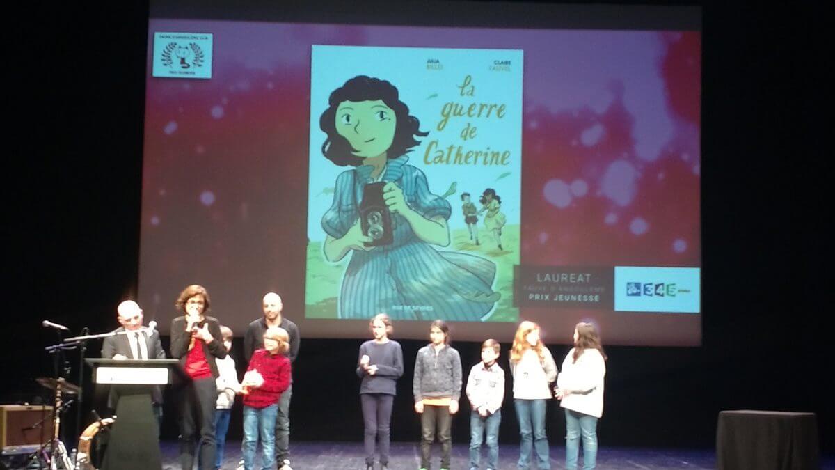 Le jury du Fauve Jeunesse sur la scène du Théâtre d'Angoulême lors de la cérémonie - Comixtrip