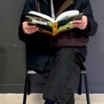 Yoshiharu Tsuge découvrant ses publications en version française (Crédit photo Damien Canteau / Comixtrip)