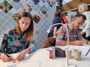 Marzena Sowa et Sylvain Savoia à la Foire du livre de Bruxelles 2024 (crédit photo : Damien CANTEAU) - Petit Pays (éditions Dupuis)