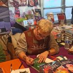 Molly Knox Ostertag sur le stand des éditions Kinaye lors du festival BD d'Angoulême 2025 (crédit photo : Coline Drouhaud / Comixtrip)