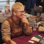 Molly Knox Ostertag sur le stand des éditions Kinaye lors du festival BD d'Angoulême 2025 (crédit photo : Coline Drouhaud / Comixtrip)