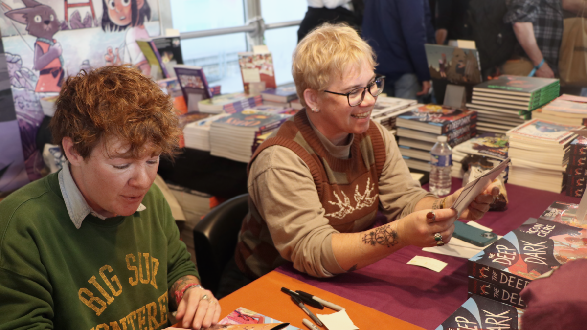 Molly Knox Ostertag sur le stand des éditions Kinaye lors du festival BD d'Angoulême 2025 (crédit photo : Coline Drouhaud / Comixtrip)