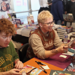 Molly Knox Ostertag sur le stand des éditions Kinaye lors du festival BD d'Angoulême 2025 (crédit photo : Coline Drouhaud / Comixtrip)