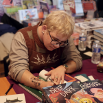 Molly Knox Ostertag sur le stand des éditions Kinaye lors du festival BD d'Angoulême 2025 (crédit photo : Coline Drouhaud / Comixtrip)