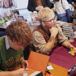 Molly Knox Ostertag sur le stand des éditions Kinaye lors du festival BD d'Angoulême 2025 (crédit photo : Coline Drouhaud / Comixtrip)