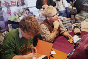 Molly Knox Ostertag sur le stand des éditions Kinaye lors du festival BD d'Angoulême 2025 (crédit photo : Coline Drouhaud / Comixtrip)
