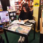 Yunbo en dédicace à la librairie La belle aventure à Poitiers en 2025 (crédit photo : Damien Canteau / Comixtrip)