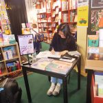 Yunbo en dédicace à la librairie La belle aventure à Poitiers en 2025 (crédit photo : Damien Canteau / Comixtrip)