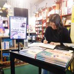 Yunbo en dédicace à la librairie La belle aventure à Poitiers en 2025 (crédit photo : Damien Canteau / Comixtrip)