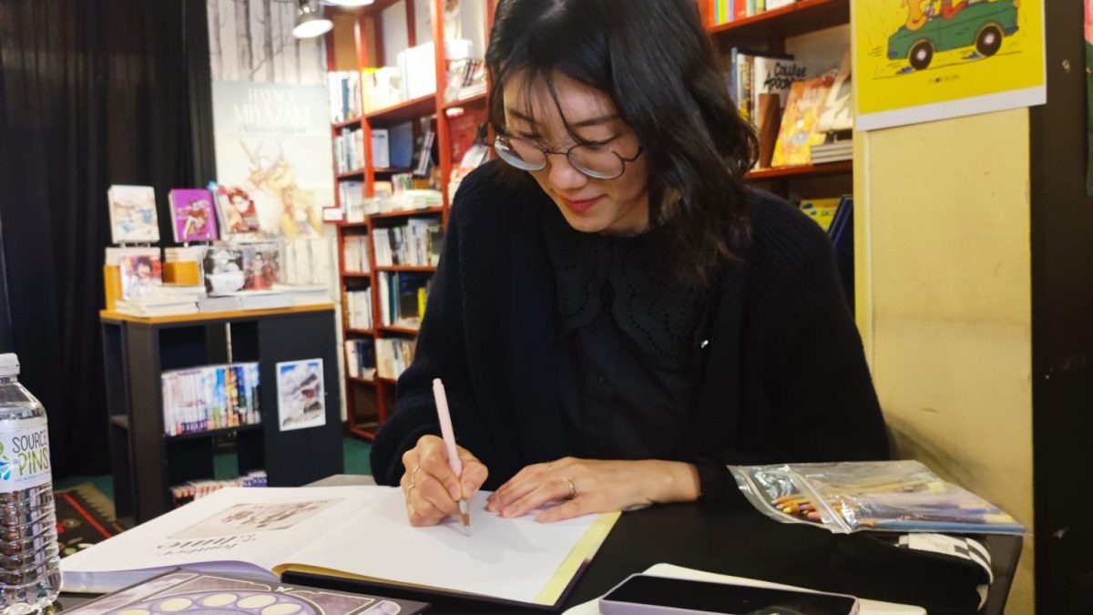 Yunbo en dédicace à la librairie La belle aventure à Poitiers en 2025 (crédit photo : Damien Canteau / Comixtrip)