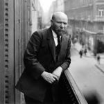 Albert Kahn au balcon de sa banque, Paris, 1914 (G. Chevalier, négatif sur verre, I135X) © Musée Albert-Kahn/CD92