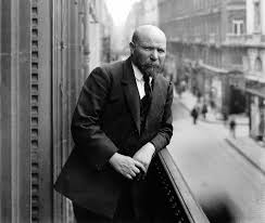 Albert Kahn au balcon de sa banque, Paris, 1914 (G. Chevalier, négatif sur verre, I135X) © Musée Albert-Kahn/CD92