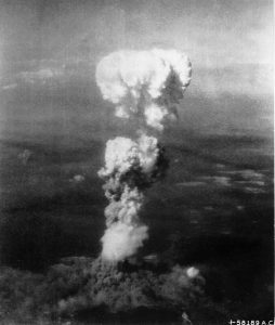 Explosion de la bombe nucléaire Little Boy à Hiroshima au Japon le 6 août 1945.